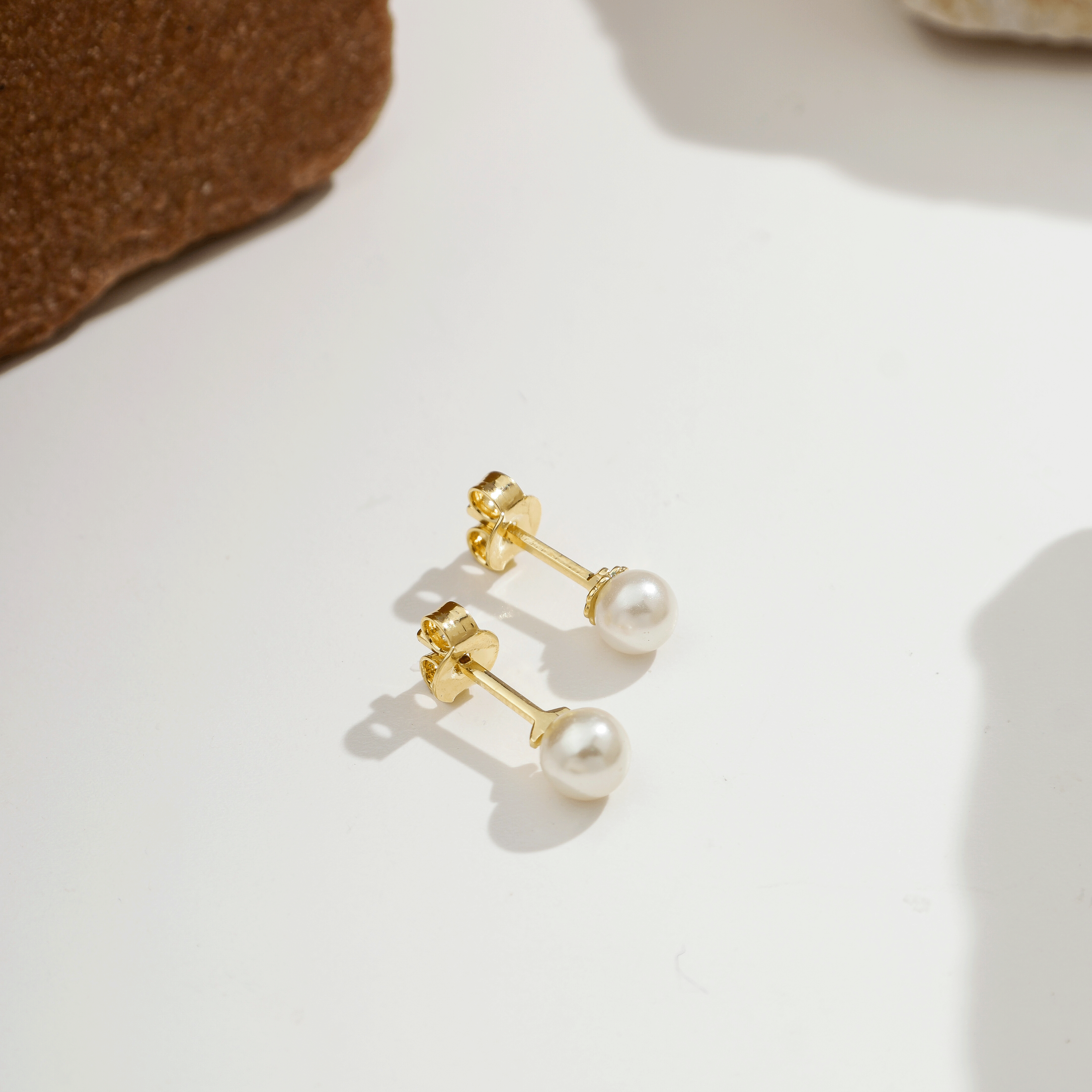 Merlo Round Freshwater Pearl Earrings - Small | Gold